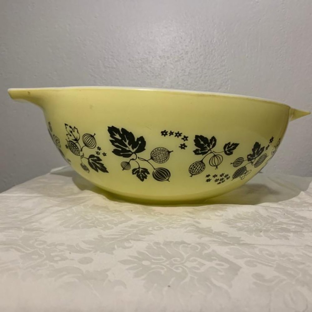 Vintage Pyrex Glass Mixing Bowl - Gooseberry